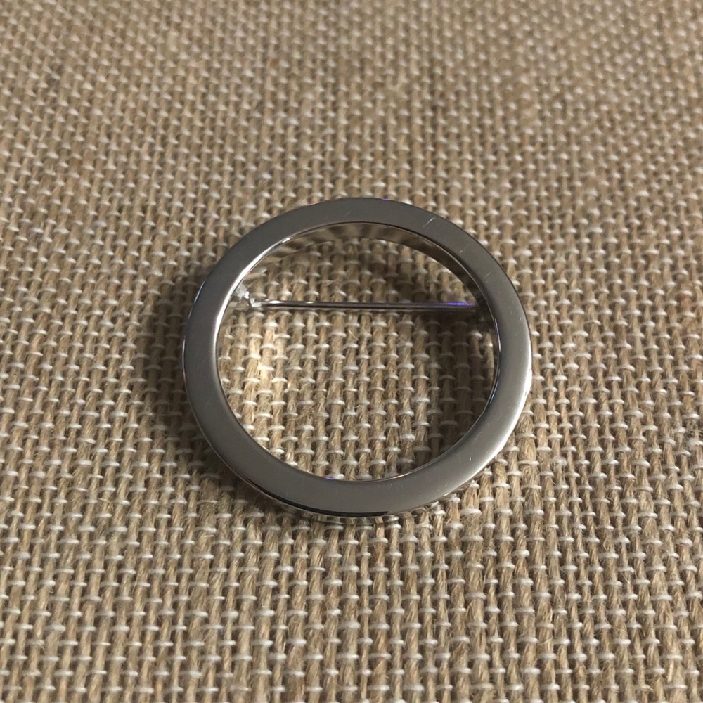 TRIFARI Crown Vintage Silver Tone Brooch Lapel Pin - Picture 4 of 4